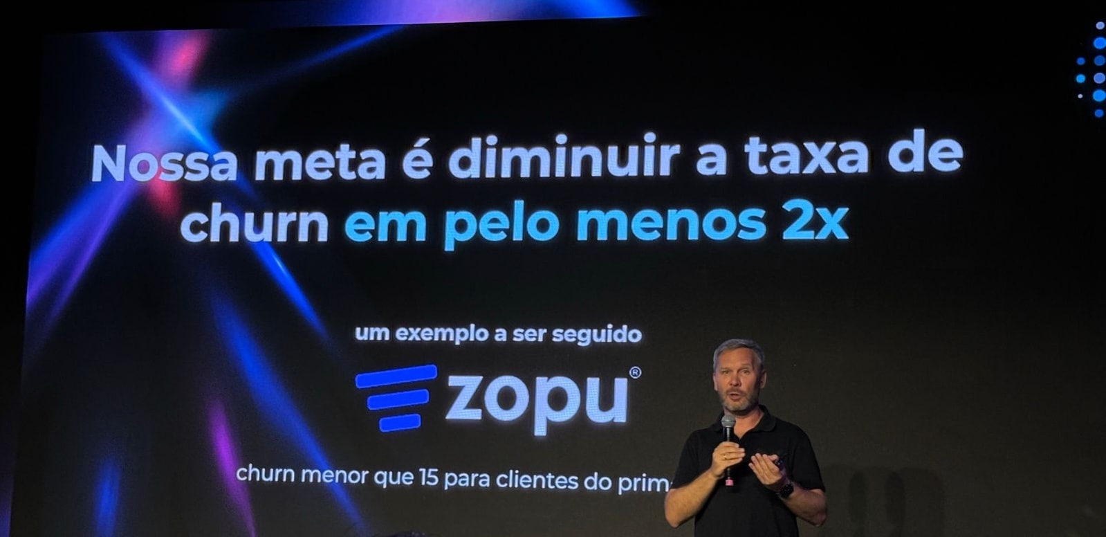 Yuriy Nikolaev, CRO global da Bitrix24, no palco do Partner Summit Brasil 2025, apresentando a Fluidz como exemplo para os demais parceiros