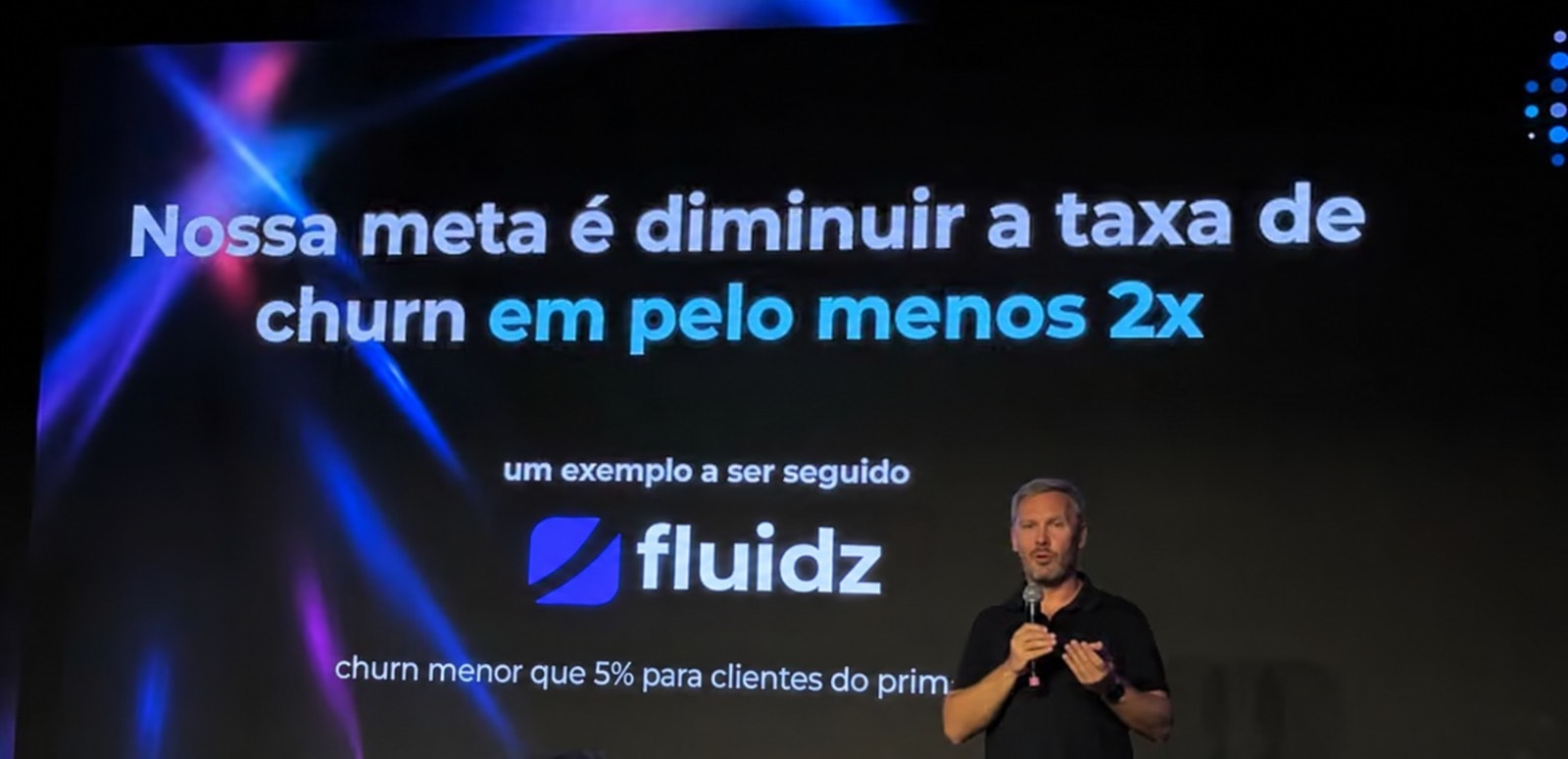 O CRO da Bitrix24 no palco do Partner Summit Brasil 2025, apresentando a operação hoje chamada Fluidz como exemplo para os demais parceiros.